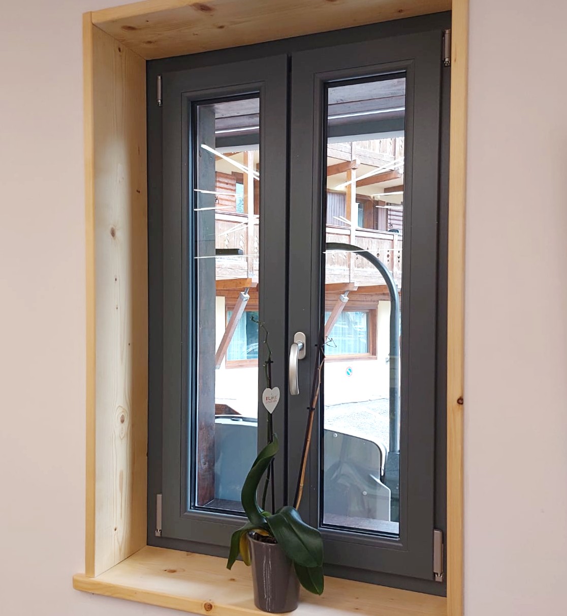 Anthracite-colored windows for Chalet Margoni in Canazei