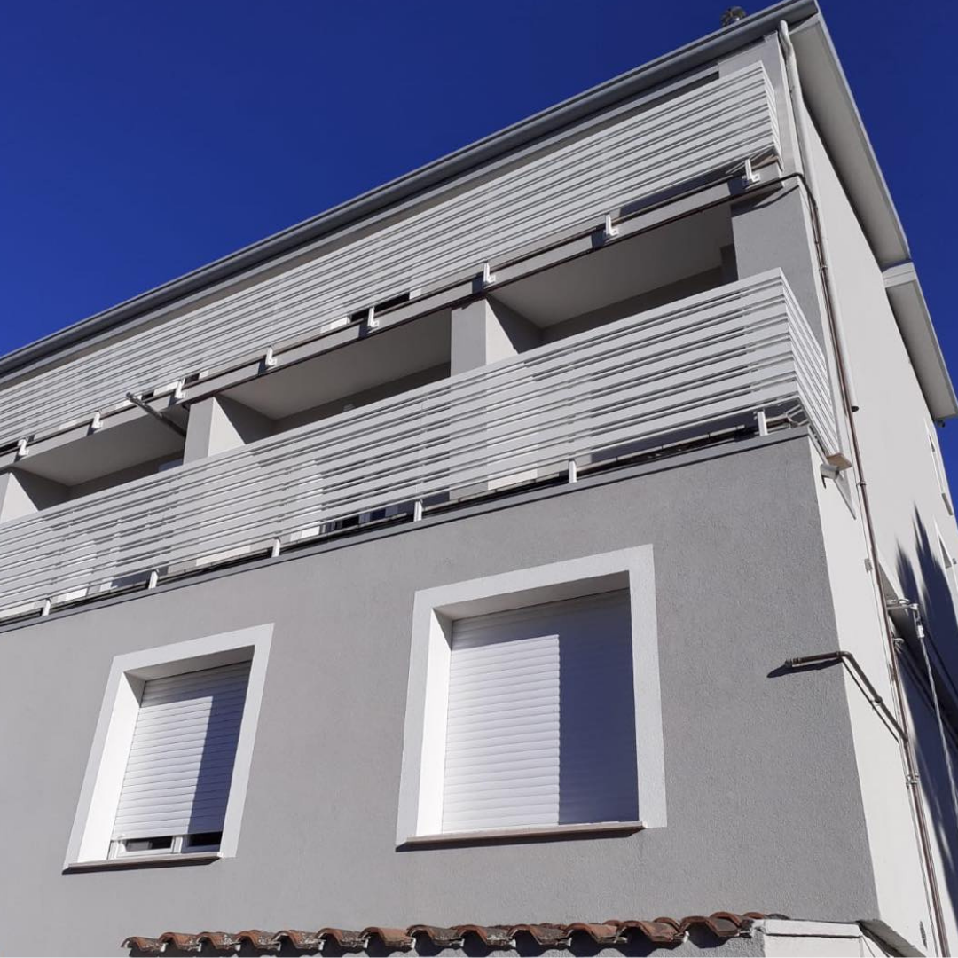 Infissi in PVC con alte prestazioni termiche ed acustiche per una struttura ricettiva a Rimini